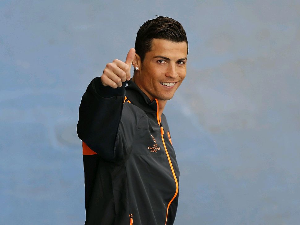 创历史，埃因霍温是首支正式比赛在安菲尔德打进3球的荷兰球队（埃因霍温改写纪录：首支在安菲尔德正式赛攻入3球的荷兰队）