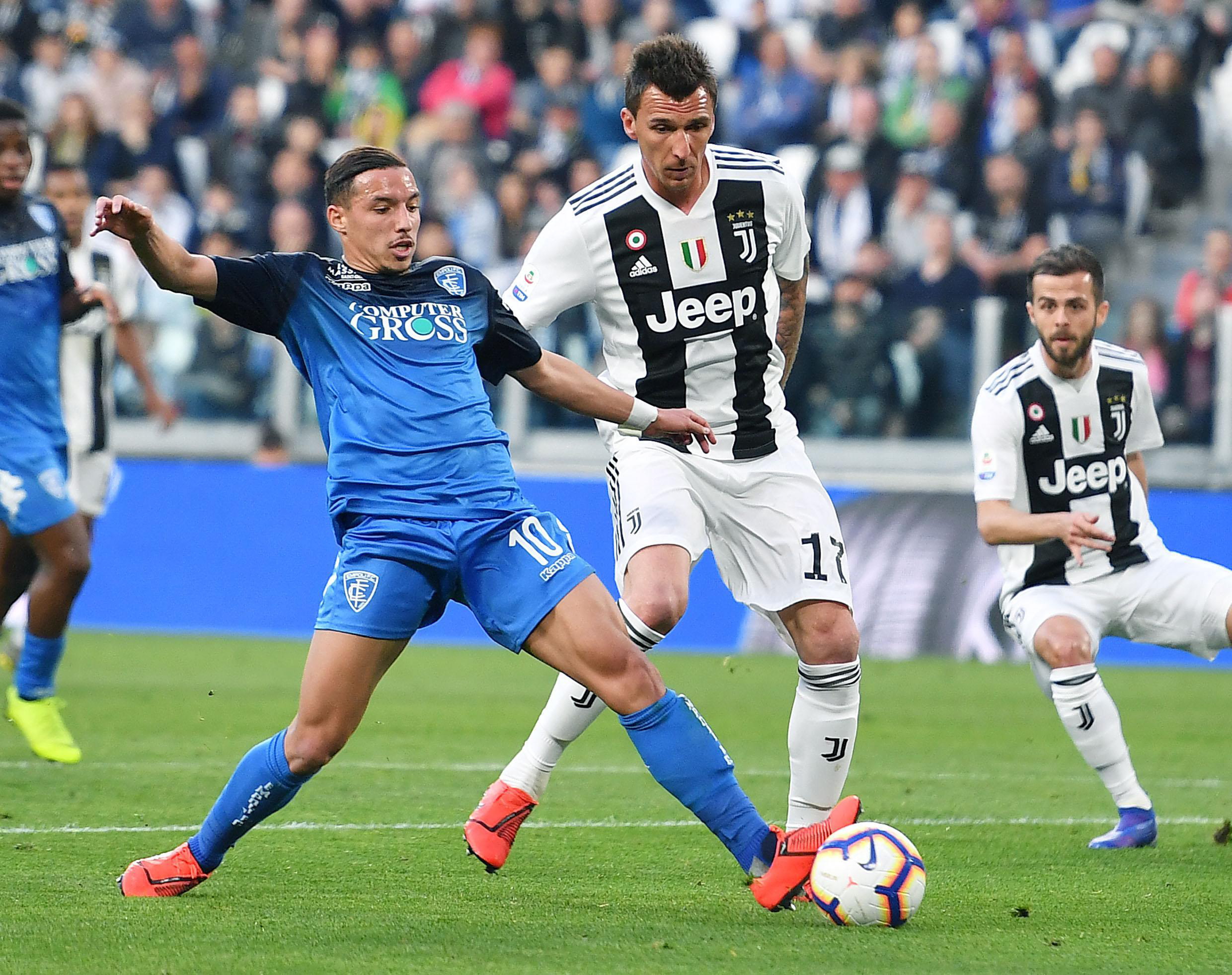 足球这项运动陪伴了我整个初高中，今天我十八岁了，...（今日十八，足球见证我的初高中）