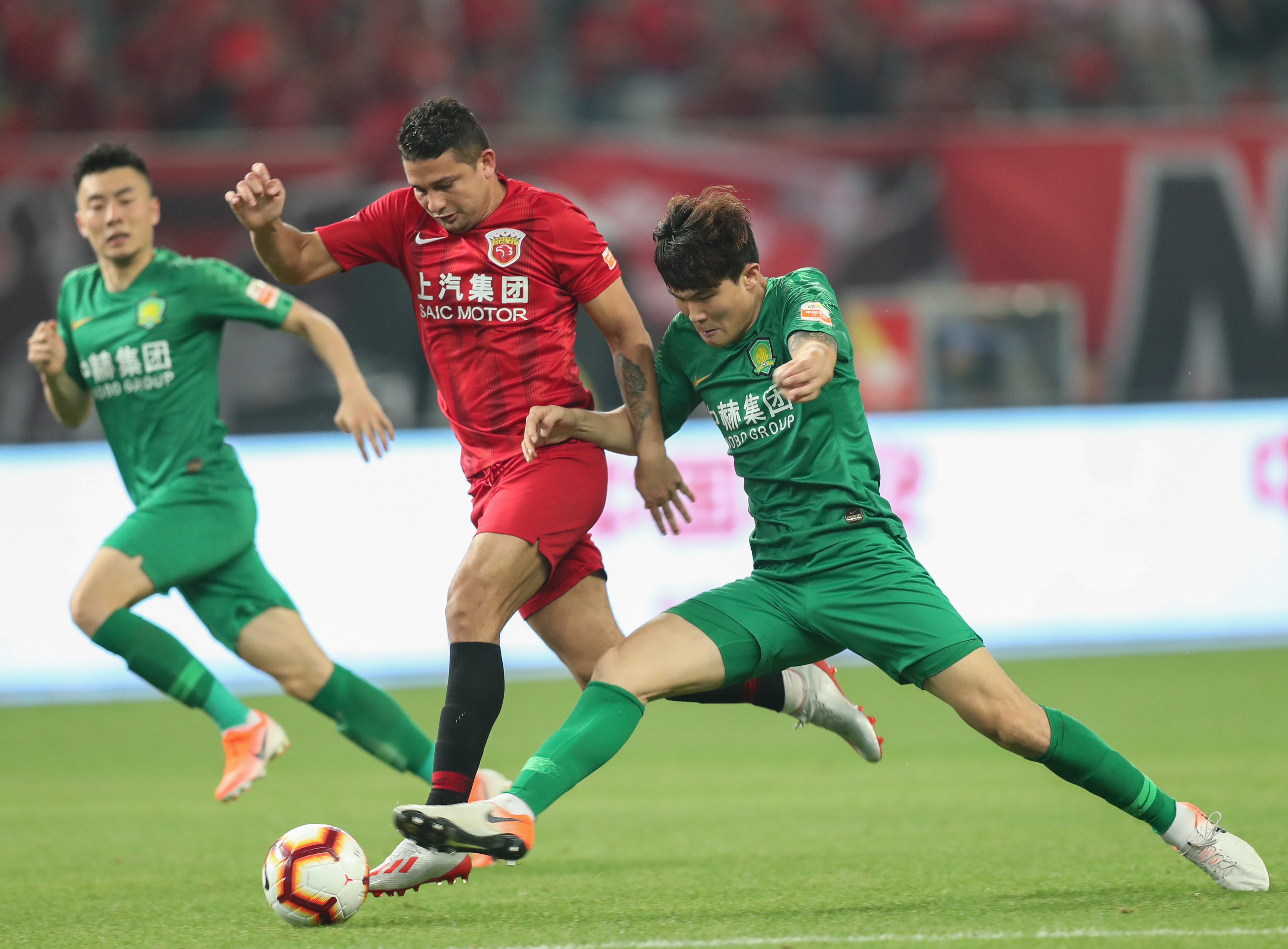 热议成都被罚：想出前5排空场的是人才；应重罚肇事者轻罚俱乐部（成都处罚引热议：“前五排空场”被指离谱，主张重罚肇事者、从轻俱乐部）