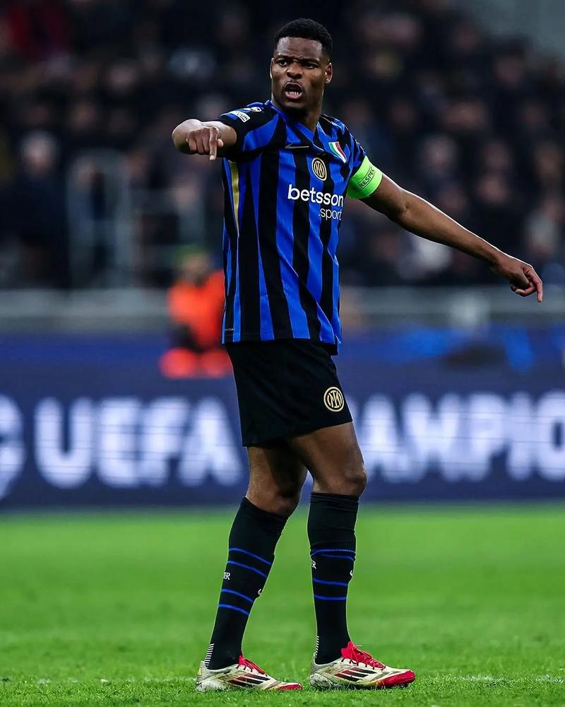 英超-狼队VS曼联：送副班长首胜？NO！阿莫林要逼近欧冠区（英超-狼队对曼联：副班长会迎来首胜？想多了！阿莫林誓逼近欧冠区）