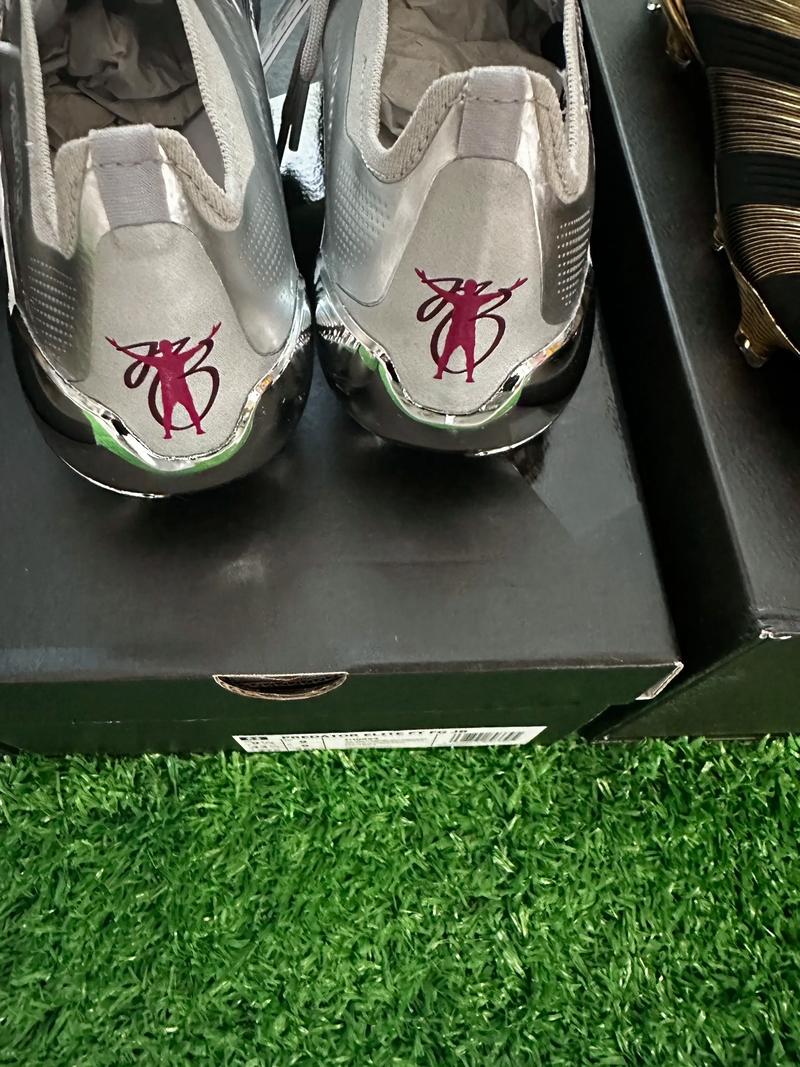 世体：克里斯滕森伤势有所好转，今天他进行了场地训练（世体：克里斯滕森伤势见改善，今日重返场地进行训练）