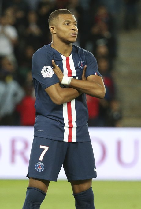 反对家暴，克雷莫内塞球衣背后印的是与球员关系密切女性名字（反家暴行动：克雷莫内塞球衣背后印与球员最亲近女性姓名）