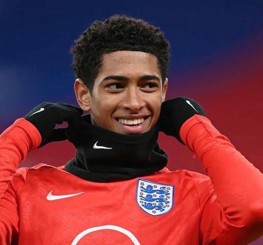 T倒了！预热《怪奇物语》最终季，拜仁球员穿特制热身服出场（拜仁球员穿定制热身服亮相，为《怪奇物语》最终季预热）