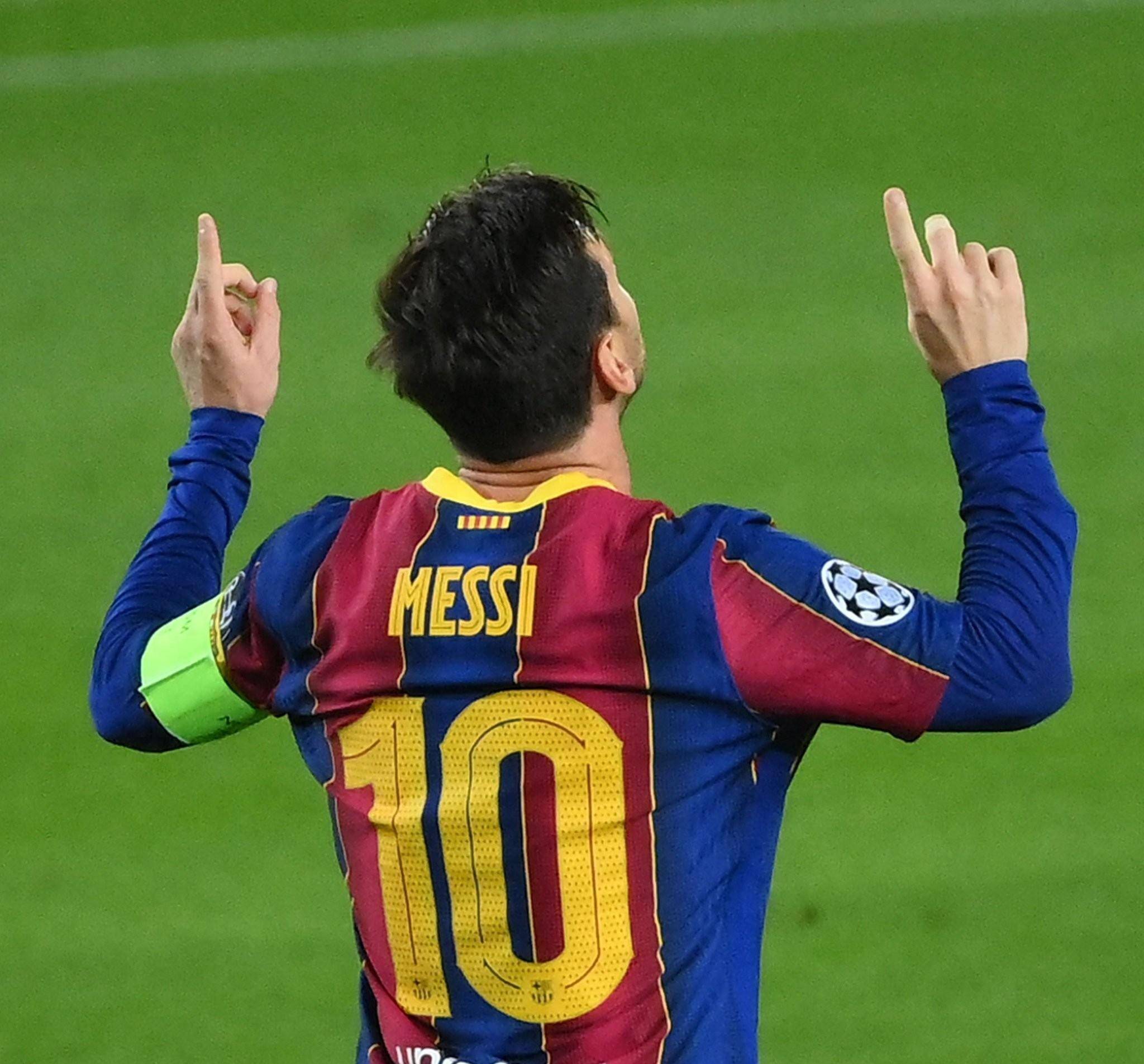 周末足坛激烈对决，拜仁、曼城、巴萨、AC米兰分别取得胜利，上演精彩绝杀。（周末豪门齐报捷！拜仁、曼城、巴萨、AC米兰相继取胜，上演压哨绝杀）