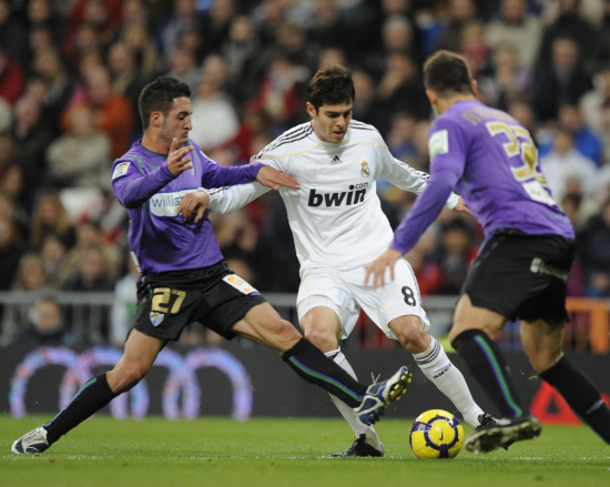 字母哥仅打3分钟伤退！雄鹿多点开花完成18分逆转捍卫主场（字母哥仅出战3分钟伤退，雄鹿群攻掀起18分大逆转守住主场）