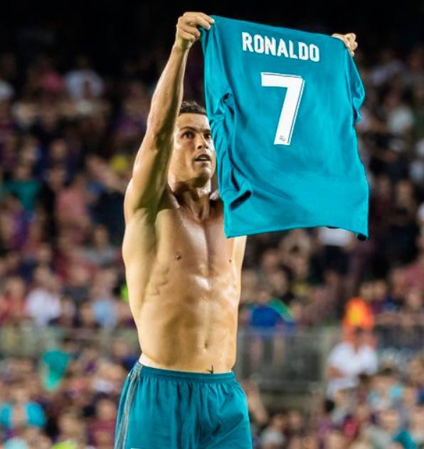 蛇精灵大战红魔鬼！意甲官方发布米兰德比预热海报（蓝黑蛇对阵红魔！意甲官方释出米兰德比预热海报）