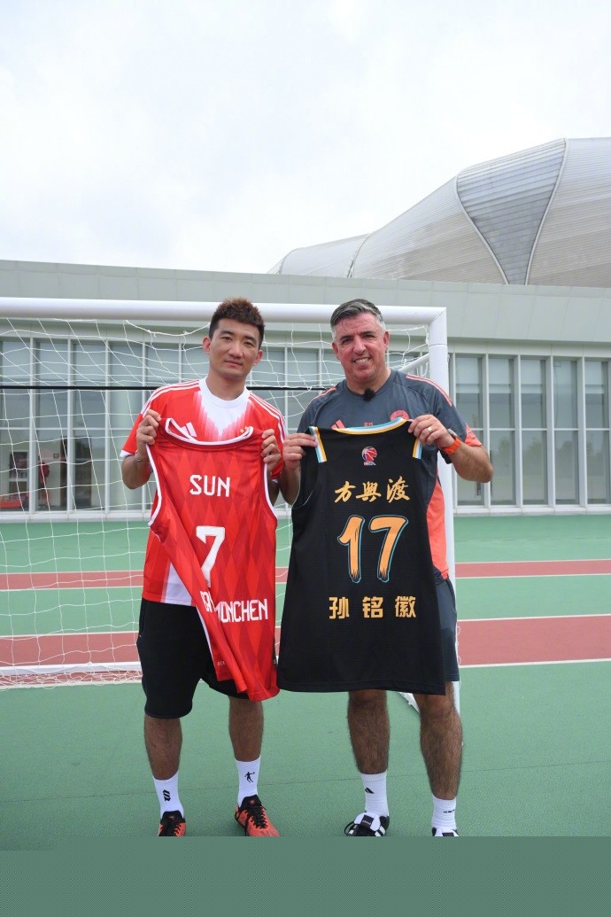 巴尔泰萨吉：现在谈意甲冠军为时过早；我有点像斯皮纳佐拉（巴尔泰萨吉：意甲争冠言之尚早；自评踢法有点像斯皮纳佐拉）