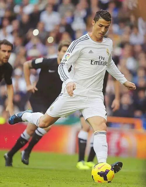 尴尬，一英格兰球迷在阿尔巴尼亚主场被旋转闸门卡住