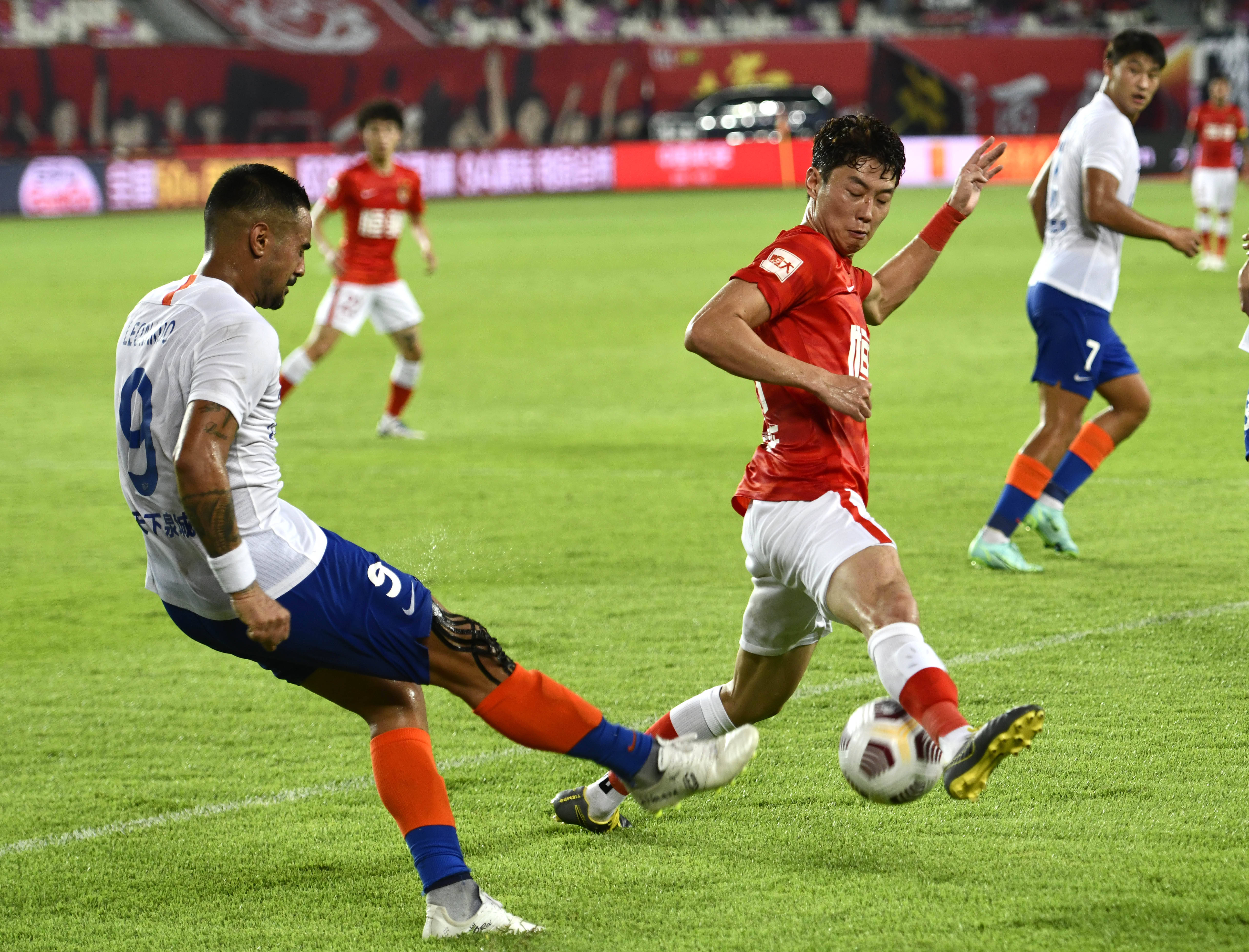 近7轮仅1胜6负！利物浦英超排名下滑到第11位（利物浦近7轮仅1胜6负，英超排名跌至第11位）