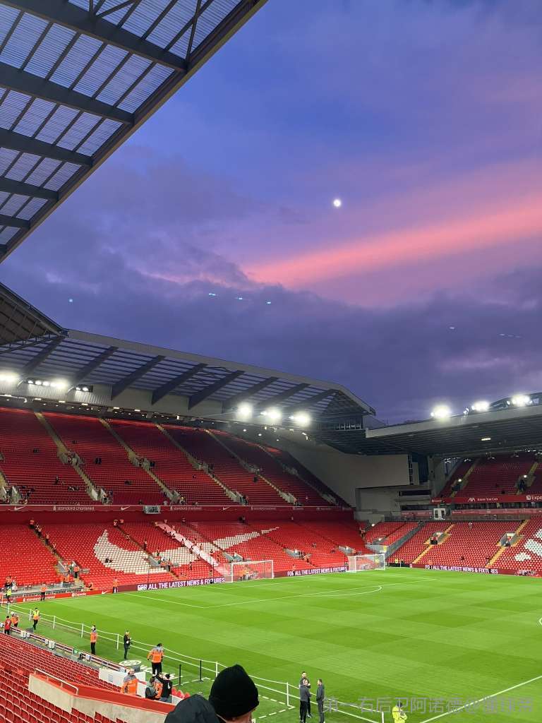 本泽马谈C罗：场上见面很冷淡？我们在更衣室已拥抱过了（本泽马回应与C罗场上显冷：更衣室里我们早已相拥）